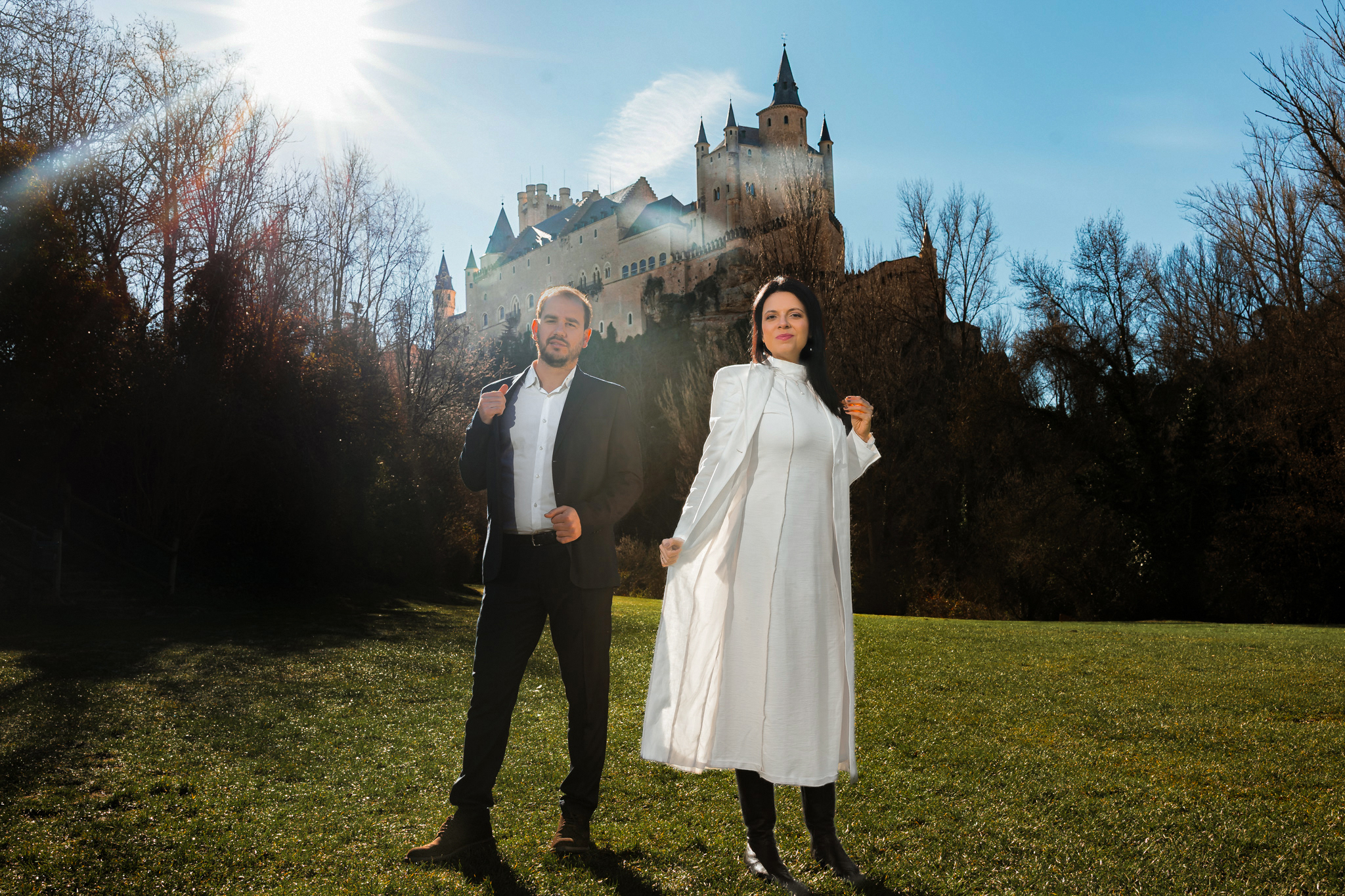 Casal em frente do castelo da branca de neve